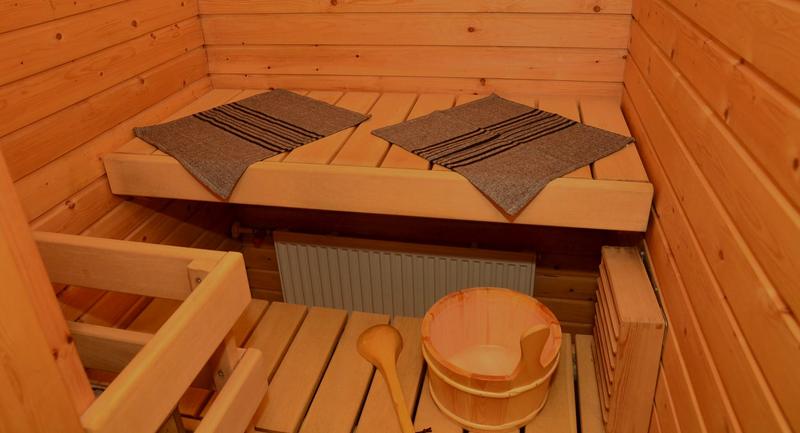 Puupaneloitu sauna yhdessä huoneistoista